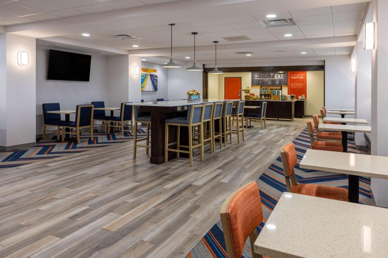 Hampton Inn Milford Exterior photo